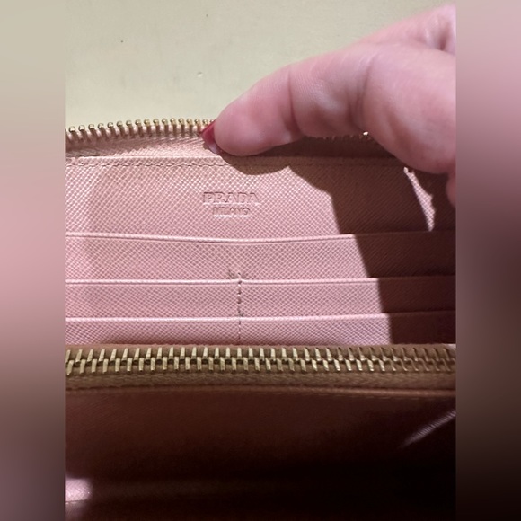 PRADA MILANO SAFFIANO LUX CONTINENTAL
WALLET - Picture 8 of 13